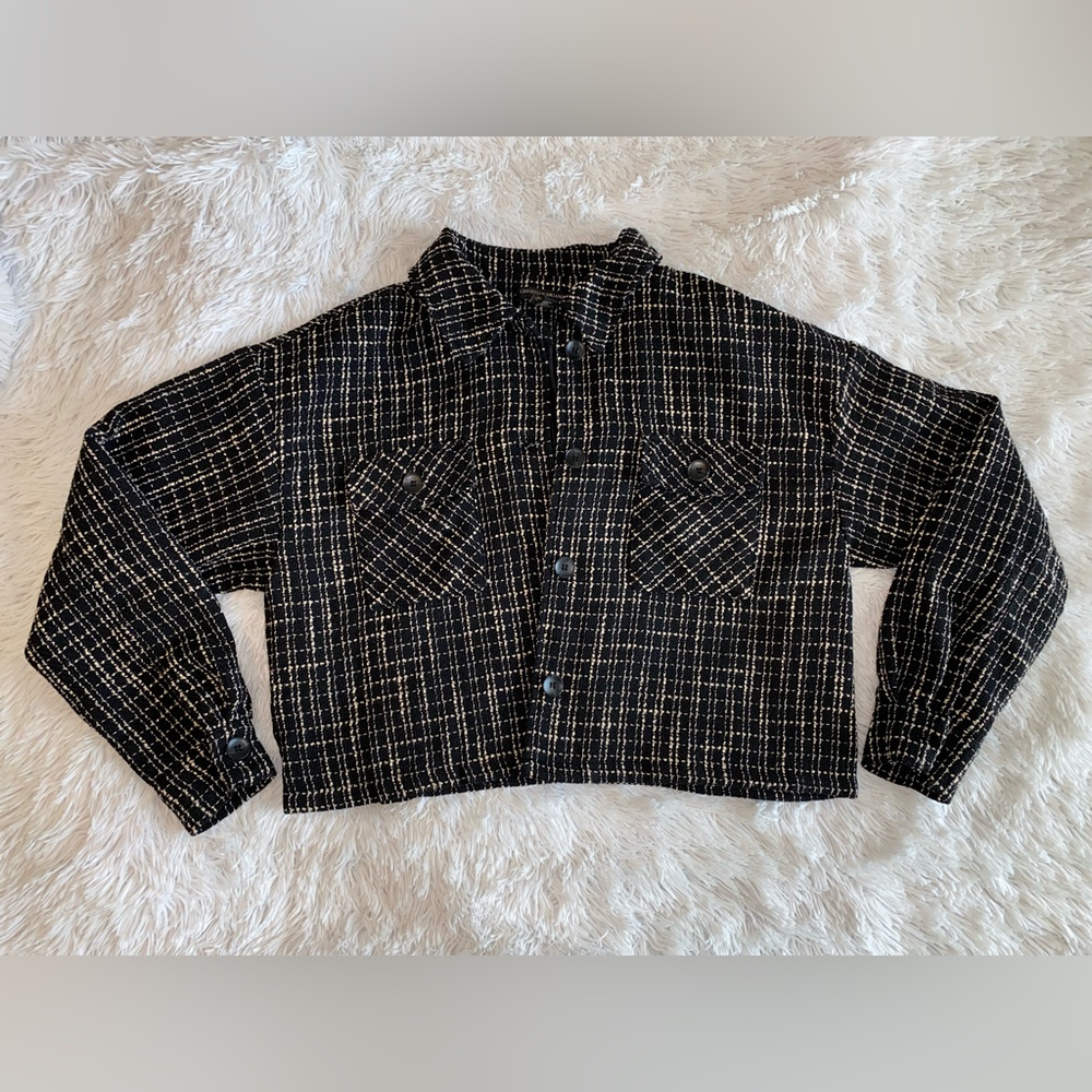 Cropped. Plaid. Knitted black/cream jacket. Silk lining.